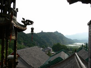 Aussicht von einem Kloster auf die Mauer
